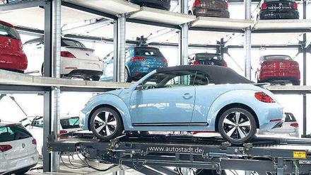 Hausgemachtes Problem. Die Hersteller, hier VW in seiner Wolfsburger Autostadt, hätten den Markt mit ihren Tricks bei der Zulassung ruiniert, sagen Branchenexperten. Foto: dpa