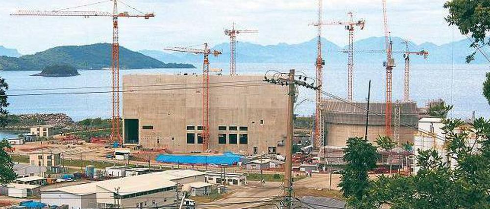 Wie Fukushima am Ozean: Südlich von Rio entsteht der Reaktor Angra III – auf dem Stand der Technik der 1980er Jahre. Der in den Nachbar-Kraftwerken angefallene Atommüll lagert auf diesem Gelände.