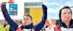 Wut im Bauch. Statt Päckchen zu packen, streikten die Mitarbeiter bei Amazon am Dienstag. Sie wollen mehr Gehalt und bessere Arbeitsbedingungen. 
