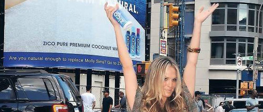 Soll ganz groß werden. Moderatorin und Model Molly Sims bewirbt in New York das Kokosgetränk, das als Wasser der Schönen und Sportlichen die Welt erobern soll.
