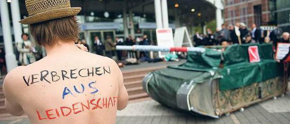 Angriffslustig. Mit Panzermodellen protestieren Aktivisten gegen die Rüstungsinvestments der Deutschen Bank. 