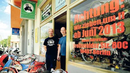 17 Euro statt 11,25 Euro pro Quadratmeter. Nach der Mieterhöhung ist Jan Gronow (links) und Jörg Herpig die Danziger Straße zu teuer geworden. Mit ihrem Rollerfachgeschäft „Rollerdealer“ ziehen sie jetzt um.