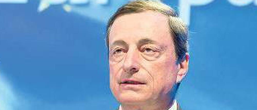 Skeptisch. EZB-Präsident Draghi bekräftigte seinen geldpolitischen Kurs in Berlin. 