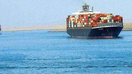 Wasserstraße. Mehr als 17 000 Schiffe passieren jedes Jahr den Suez-Kanal. Er ist ein bedeutender Wirtschaftsfaktor – Ägypten nimmt dadurch jedes Jahr rund fünf Milliarden Dollar an Gebühren ein. 