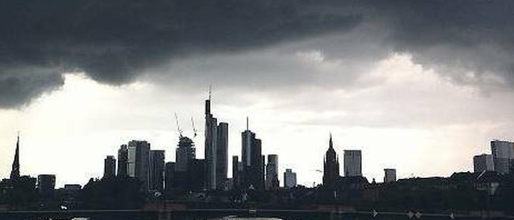 Die Skyline des Bankenviertels in Frankfurt am Main. Am Himmel hängen graue Wolken.
