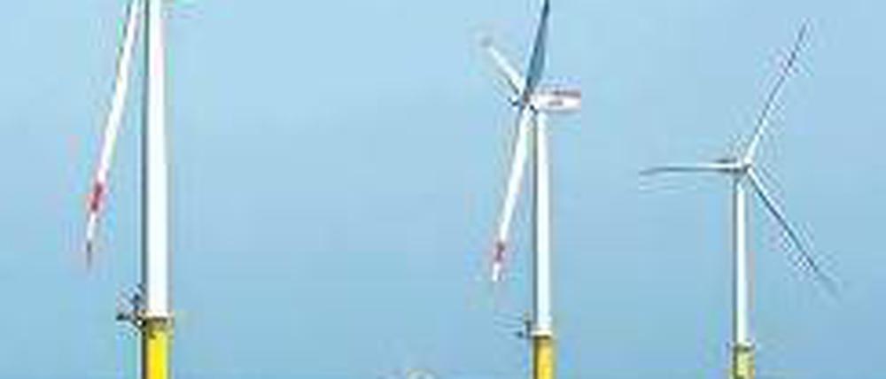 Drehpause. 15 Kilometer Seekabel fehlen noch, dann können die Windmühlen vor Borkum Strom liefern. Eine Pannenserie hat den Bau der Leitung bislang immer wieder verzögert. Foto: dpa