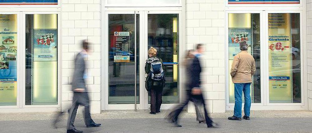 Vor Ort. 12,38 Prozent zahlen Kunden der Sparda-Bank Berlin, wenn sie ihr Konto überziehen. 