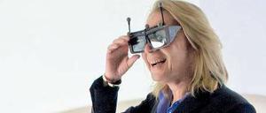 Für den Durchblick. Cornelia Yzer geht mit 3-D-Brille auf virtuelle Erfahrungstour. 