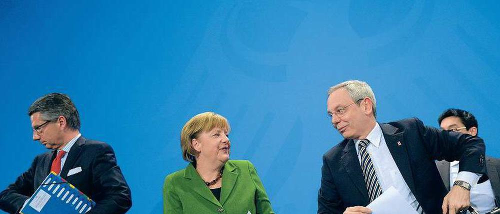 Einflussreich. IGBCE-Chef Vassiliadis (r.) nach einer Pressekonferenz mit Merkel und BDI-Präsident Grillo im März. Foto: AFP