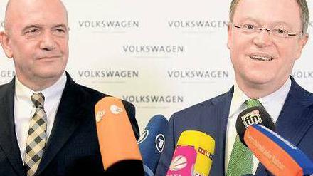 Zufrieden. VW-Konzernbetriebsratschef Bernd Osterloh (l.) und Niedersachsens Ministerpräsident und VW-Aufsichtsratsmitglied Stephan Weil (SPD). Foto: Reuters