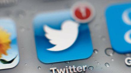 Logo mit Vogel. Im Jahr 2006 setzte Jack Dorsey die erste gezwitscherte Nachricht ab – die Geburt von Twitter. 