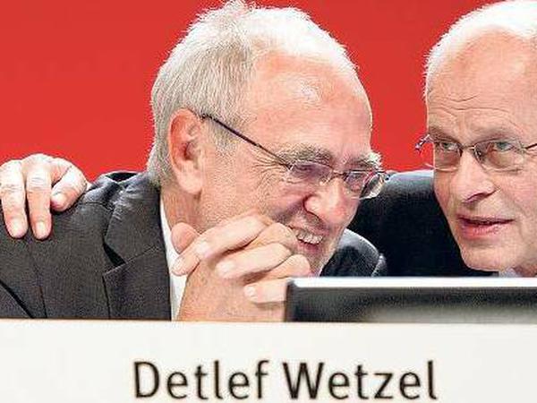 „Jetzt mach du weiter.“ Berthold Huber (rechts) geht in Rente, die IG Metall führt in den nächsten Jahren Detlef Wetzel. Foto: Imago