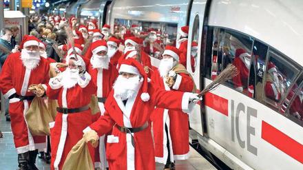 Driving home for Christmas. Diese Weihnachtsmänner haben sich für den Zug entschieden. 
