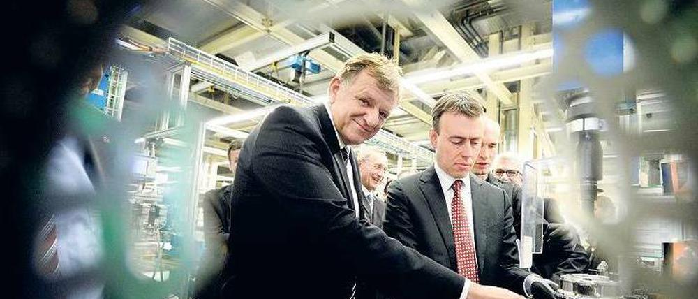Hoher Besuch. Daimler-Vorstand Renschler (links) führte im Januar den baden-württembergischen Wirtschaftsminister Nils Schmid durch ein Mercedes-Werk. 