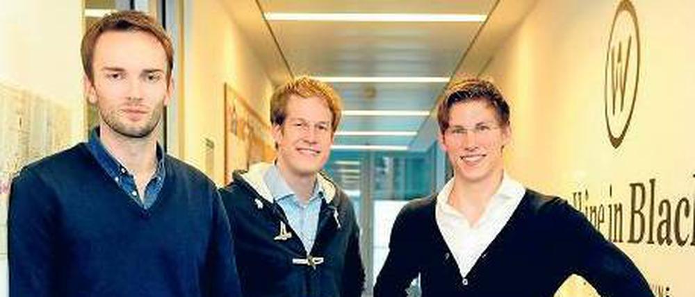 Guter Rat. Uwe Horstmann von Project A (links) hilft Gründern dabei, ihr Unternehmen aufzubauen – zum Beispiel Stephan Linden (Mitte) und Christian Hoya, die Weine im Internet verkaufen. 