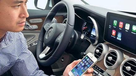 Alles drin. Mit dem neuen Apple-System Car-Play, das iPhone und Navi des Autos verbindet, kann man Musik hören, navigieren, Nachrichten empfangen und telefonieren. 