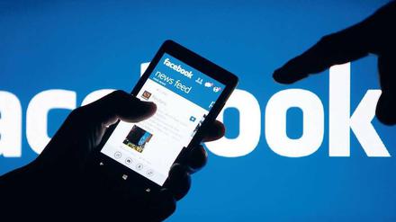 Fingerzeig. Wie bringt man möglichst große Werbebanner auf kleine Bildschirme, ohne dabei seine Kunden zu vergraulen? Mit seinen Lösungen lässt Facebook die einstigen Kritiker verstummen. 