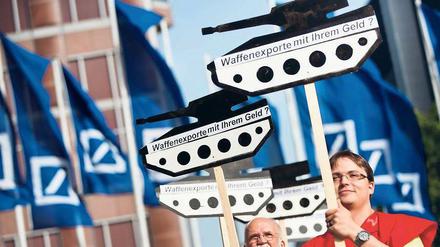 Gegenwehr: Mit Panzern aus Pappe haben Demonstranten gegen die Geschäftspraktiken der Deutschen Bank protestiert. 