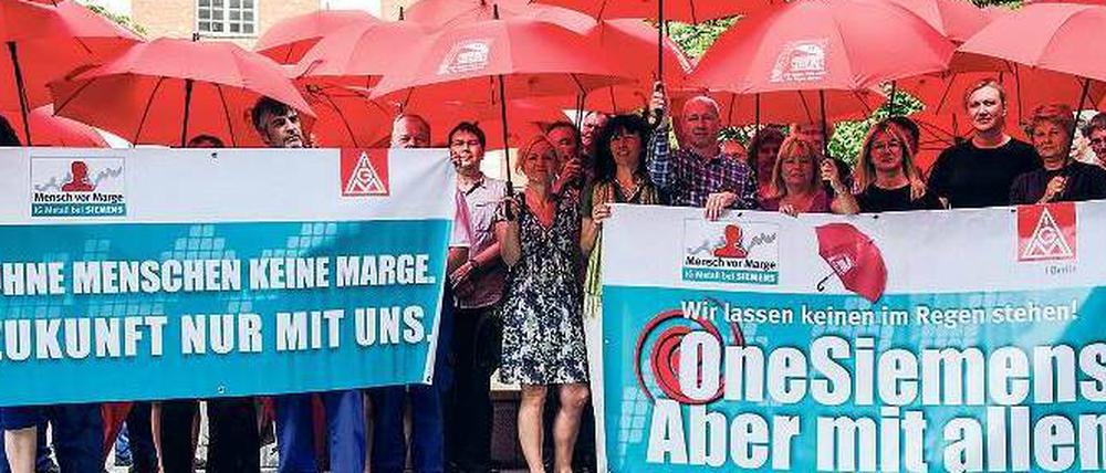 Vor der Hauptverwaltung in Berlin: 15 Minuten dauerte die Protestaktion mit roten Schirmen.