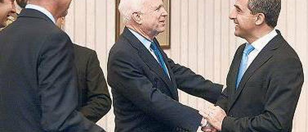 Freundlicher Druck. US-Senator John McCain sprach am Sonntag bei Präsident Rossen Plewneliew (rechts) vor. 
