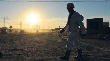 Schwerer Schritt. Südafrika ist der weltgrößte Platinproduzent. Der fünfmonatige Streik der Minenarbeiter, der Ende Juni beendet wurde, ließ das Angebot des Edelmetalls weltweit einbrechen.
