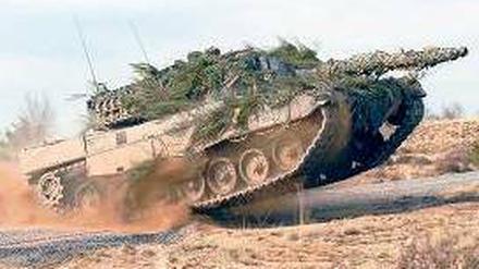Ungetüm aus Deutschland. Krauss-Maffei Wegmann produziert den Panzer Leopard 2 gemeinsam mit Rheinmetall.