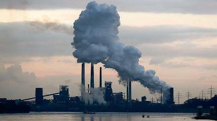 Billiger Klimaschutz. Anlagen wie diese Kokerei der Firma Thyssen bekommen ihre CO2-Zertifikate kostenlos. 