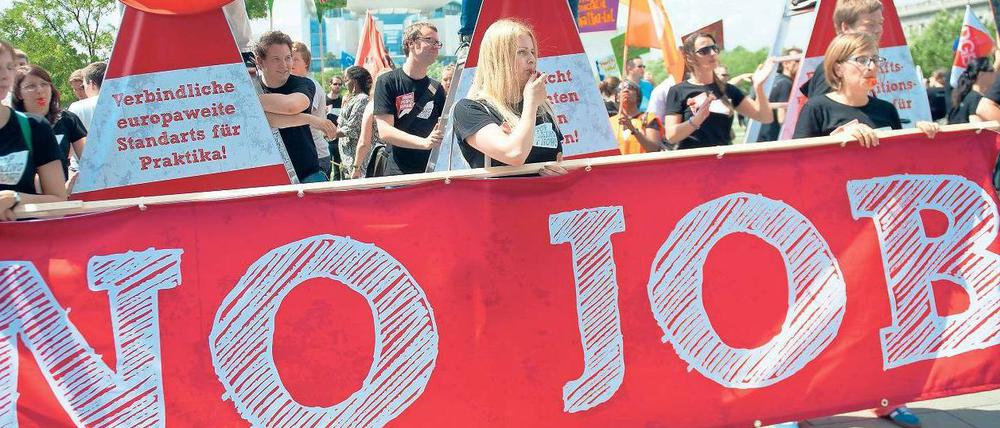 Demo bei Merkel. Jugendliche aus ganz Europa protestierten im Juli vergangenen Jahres vor dem Bundeskanzleramt. Angela Merkel hatte damals die Regierungschefs von 17 Ländern zu einer Konferenz über das Thema Jugendarbeitslosigkeit in der EU geladen.