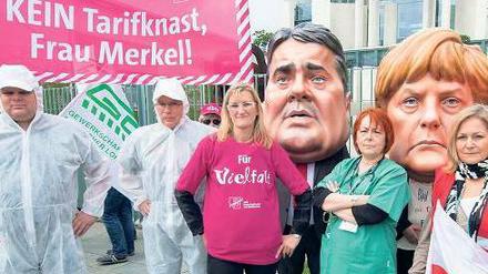 Klamauk vor dem Kanzleramt: Angela Merkel und Sigmar Gabriel legen Ärzte und Lokomotivführer in Ketten und stecken sie in den Tarifknast, damit sie nicht länger mit Streiks die Bürger quälen. So die Botschaft der Protestler gegen die Tarifeinheit am 1. Mai. 