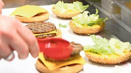 Nach den Berichten über Hygienemängel in Burger-King-Filialen fragen Kunden auch mal kritisch nach.
