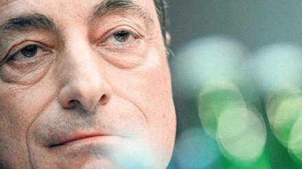 Marktbeschwichtiger. Der Italiener Mario Draghi (67) führt die EZB seit November 2011. Er beruhigte die Märkte mit der Ankündigung, er werde alles tun, um die Euro-Zone zusammenzuhalten. Kritiker sagen, er überschreite seine Kompetenzen. 