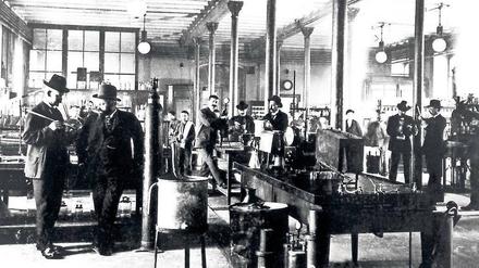 Ohne Kittel. Um 1914 trugen Chemiker und Laboranten bei BASF in Ludwigshafen noch Hüte auf dem Kopf. 