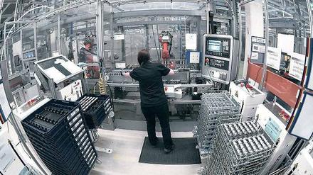 Mensch und Maschine. In der Produktionshalle des Marienfelder Mercedes-Werks kann man schon jetzt beobachten, was mit Industrie 4.0 gemeint ist. Beschäftigte und Roboter arbeiten bei der Produktion von Motoren und Komponenten eng zusammen – und sollen dies künftig noch enger tun. 