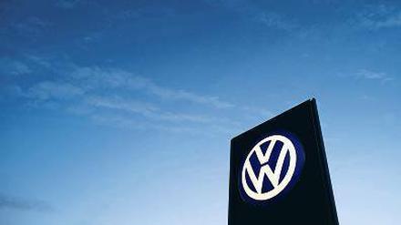 Weniger Strahlkraft haben die Marken des größten europäischen Autokonzerns in Europa: Hier fiel der VW-Absatz im Oktober gegen den Trend leicht nach unten. 