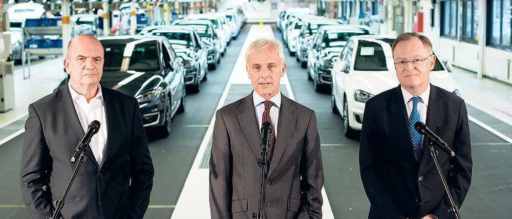 Die drei von VW: Der Betriebsratsvorsitzende Bernd Osterloh, Vorstandschef Matthias Müller und Stephan Weil, der für das Land Niedersachsen im Aufsichtsrat sitzt (v. l.). 