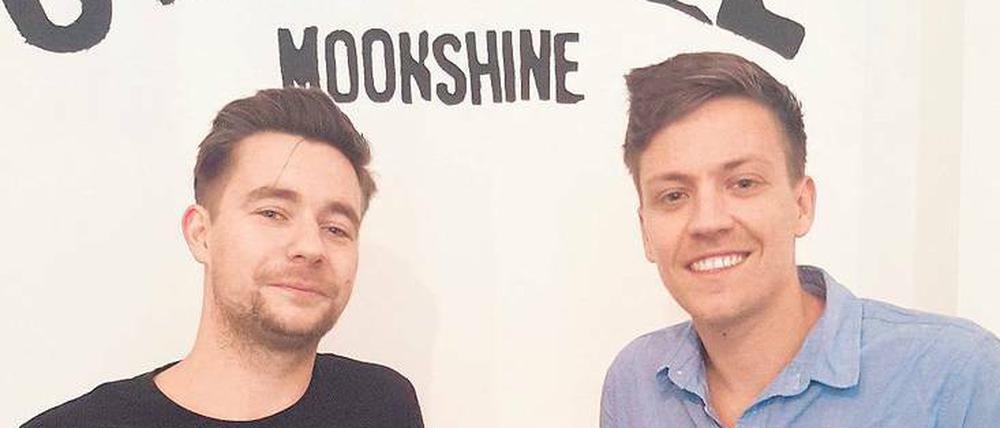 August Ullrich (links) und Philip Morsink verkaufen den "O'Donnell Moonshine".