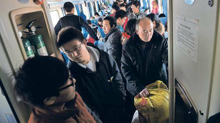 Mobilität wird immer wichtiger in China, die Bahn transportierte 2015 rund zehn Prozent mehr Leute als im Jahr zuvor. Foto: G. Baker/ AFP