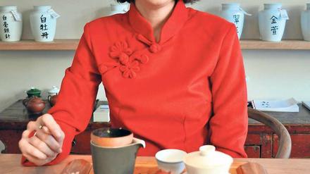 Michela Filippini beherrscht das Teekochen nach traditioneller Gong Fu Cha Art.