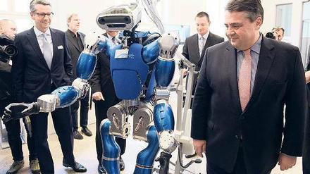 Zukunft der Industrie? Sigmar Gabriel und BDI-Präsident Ulrich Grillo bewundern einen humanoiden Roboter. 