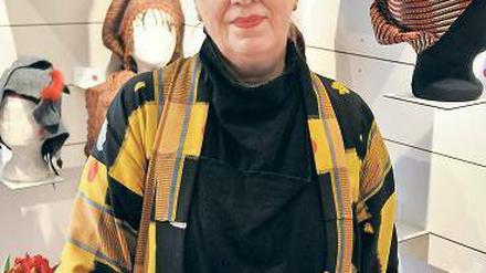 Kleine Kunstwerke: Barbara Carbonell gestaltet alternative Kopfbedeckungen für Krebspatientinnen.