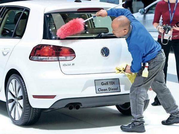 Mehr als eine Politur hat das Image von Volkswagen nötig. Dass einige Top-Manager trotz der Abgasaffäre auf ihren Boni bestehen, dürfte dabei jedoch wenig hilfreich sein.