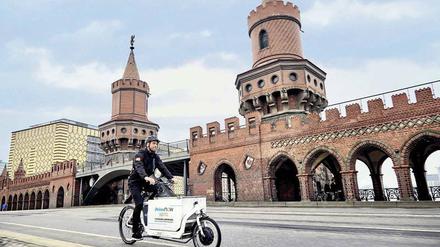 Auf Tour. In ein bis zwei Stunden liefern Kuriere mit Elektrofahrrädern und Kleintransportern die Amazon-Waren in Berlin aus. 