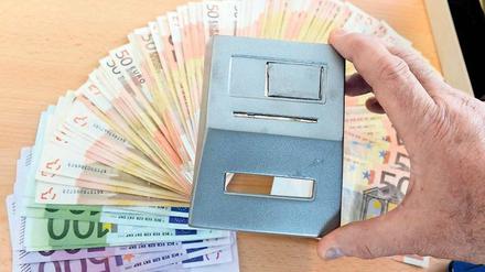  Kriminelle bringen manipulierte Kartenschlitze an Automaten an, um die Daten später zu kopieren und Geld vom fremden Konto abzuheben. 
