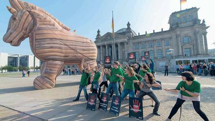 Trojanisches Pferd: Globalisierungskritiker, hier eine Aktion des BUND in Berlin, lehnen das Abkommen ab. Sie befürchten, dass europäische Umwelt- und Verbraucherschutzstandards in Gefahr sind. 
