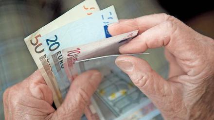 Der Standardrentner, der 45 Jahre gearbeitet und einen Durchschnittsbeitrag gezahlt hat, kommt nach jetzigem Recht im Jahr 2030 auf eine Rente von 1240 Euro. 