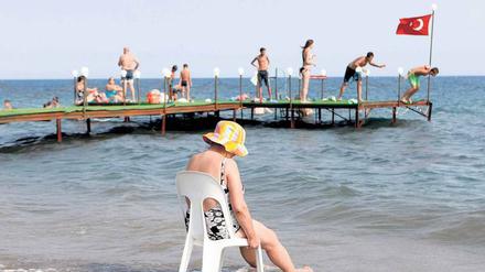 Es war schon mal mehr los: Badeurlauber an der Ägäis. Türkei-Urlaub ist derzeit so billig wie nie, holt das die Touristen zurück? 