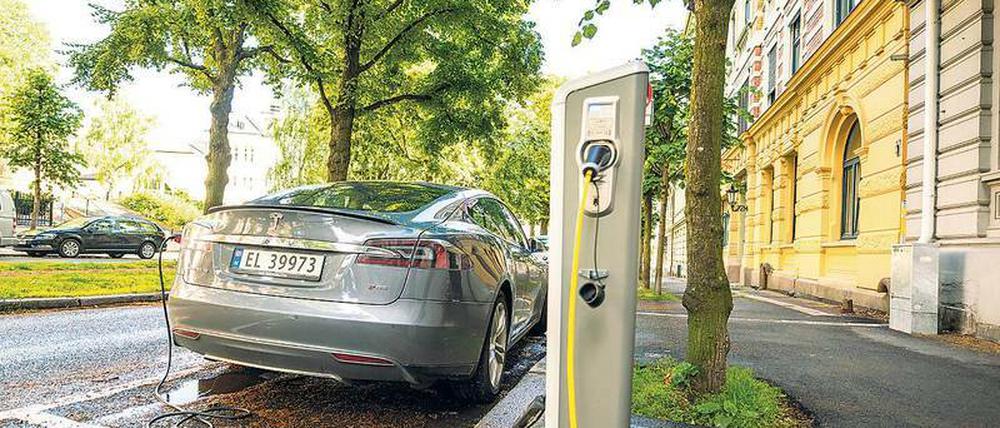 Aufladen. Die Batterie eines Tesla bekommt am Straßenrand in Oslo neuen Strom. 