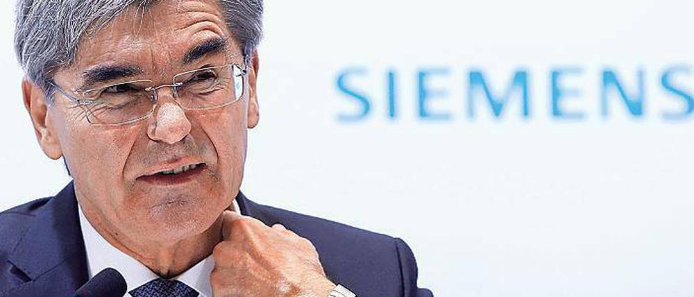 Rückblick und Ausblick. Abspaltungen könnten bei Siemens Jobs kosten. Siemens-Chef Joe Kaeser stimmt die Belegschaft auf unsichere Zeiten ein.