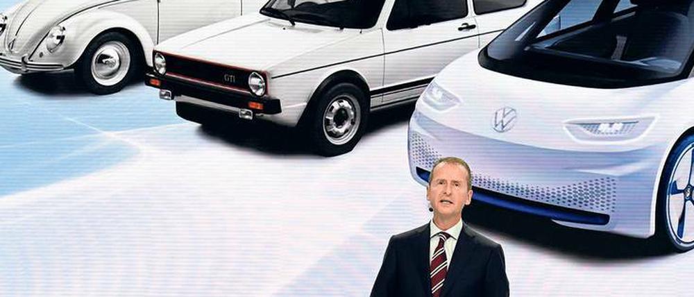 Arroganz war gestern. VW-Markenchef Herbert Diess präsentiert die neue Strategie in Wolfsburg. VW soll nach dem Diesel-Skandal „zugänglicher“ werden. 