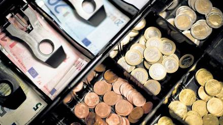 Bares bleibt Wahres: Die Deutsche Bank glaubt an die Zukunft des Bargeldes. Foto: Daniel Reinhardt/dpa